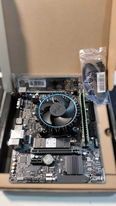 KIT i5 12400 4.7 Ghz Intel, Gigabyte H610M, 16GB DDR4, 256 NVme