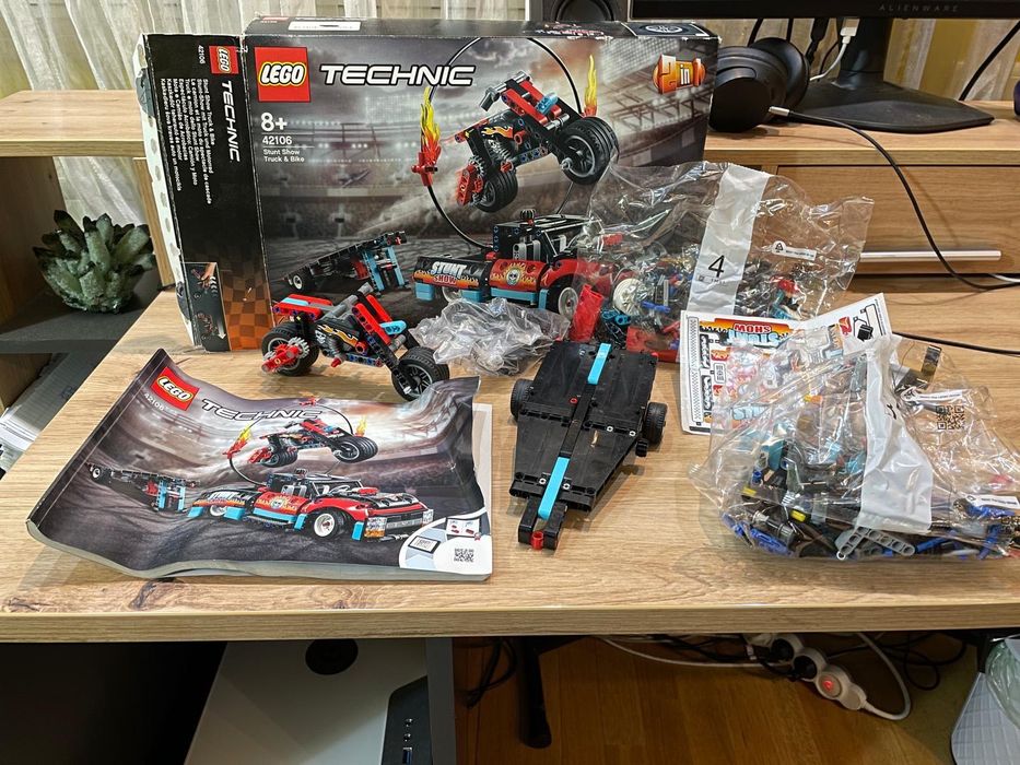 Lego Technic 8+ cod 42106, complet. Partial facut, partial sigilat.