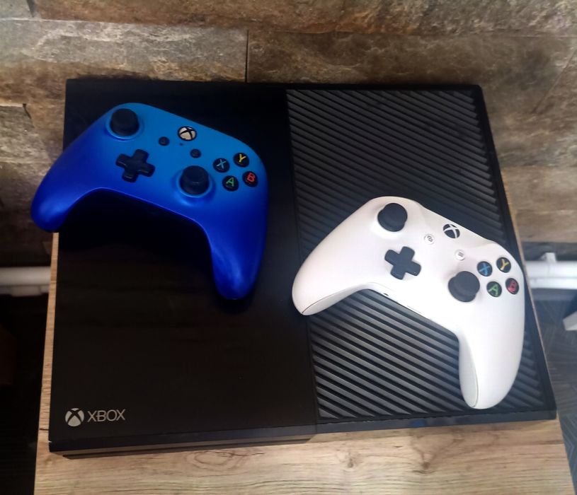 Xbox One 500GB HDD cu peste 20 jocur(FC25,GTA5,Minecraft,etc)+2 Manete