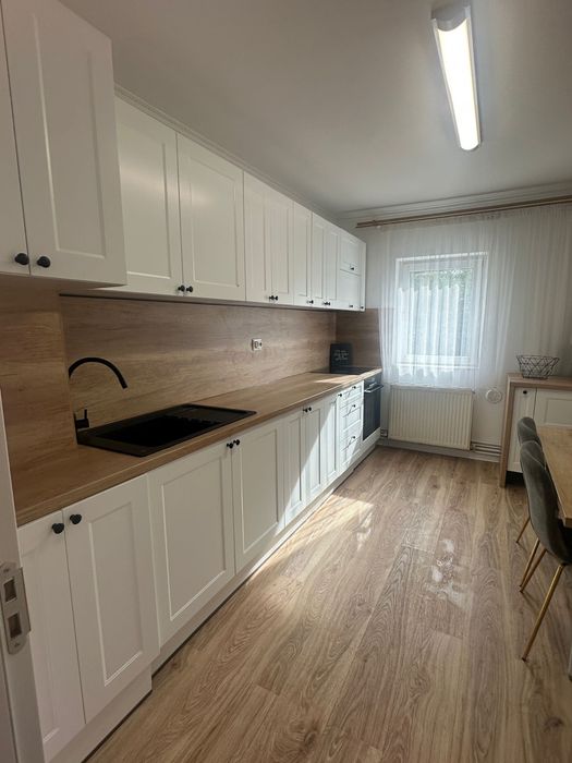 Inchiriez apartament zona centrala 3 camere decomandat