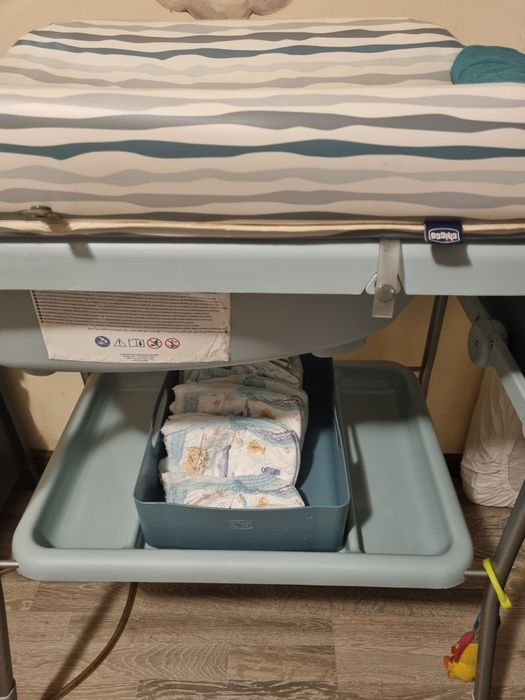 Masă de înfășat și cădiță de baie 2-în-1 Chicco Cuddle & Bubble.