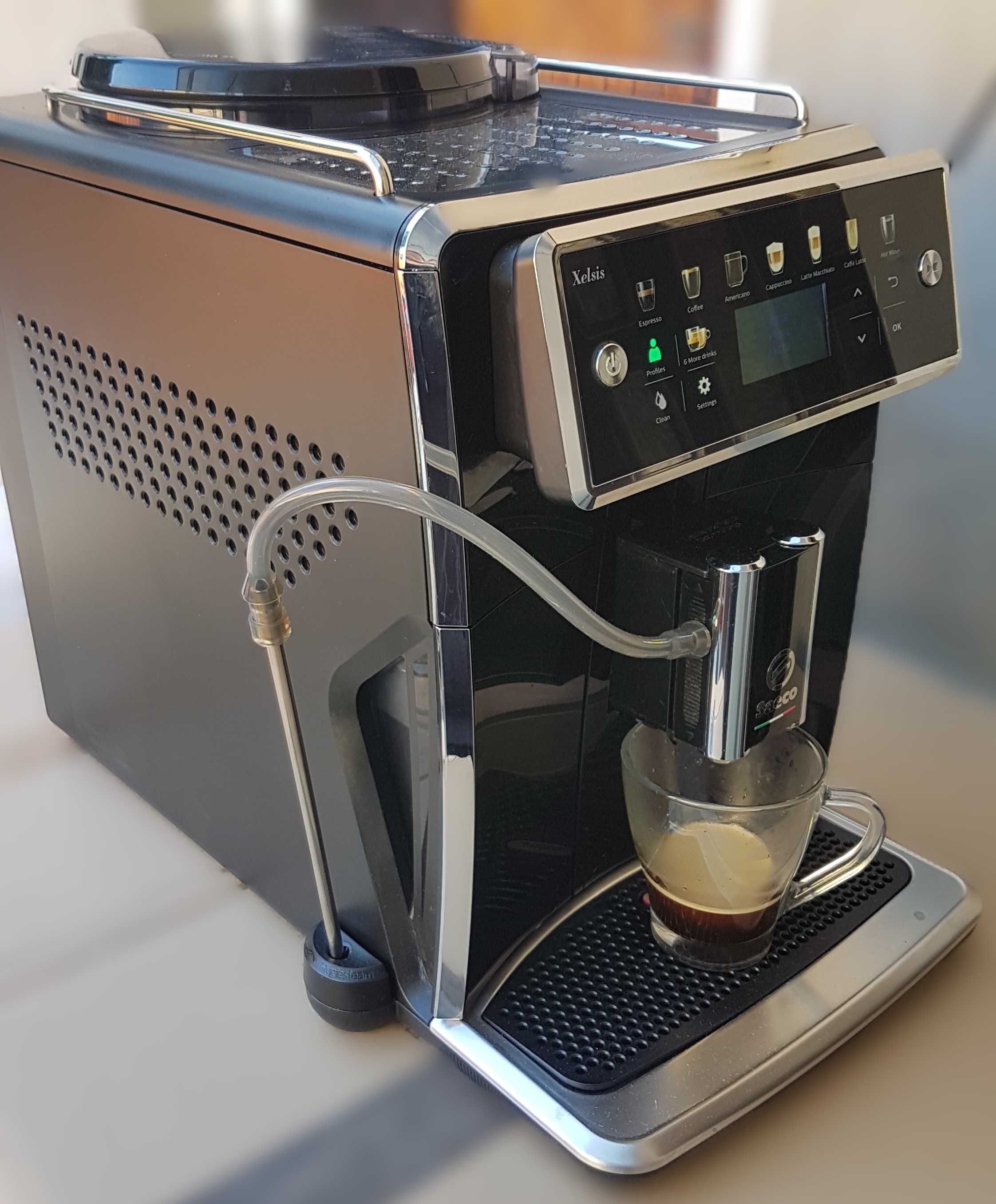 Espressor automat Saeco Xelsis 7580 cu 12 bauturi cu cafea diferite