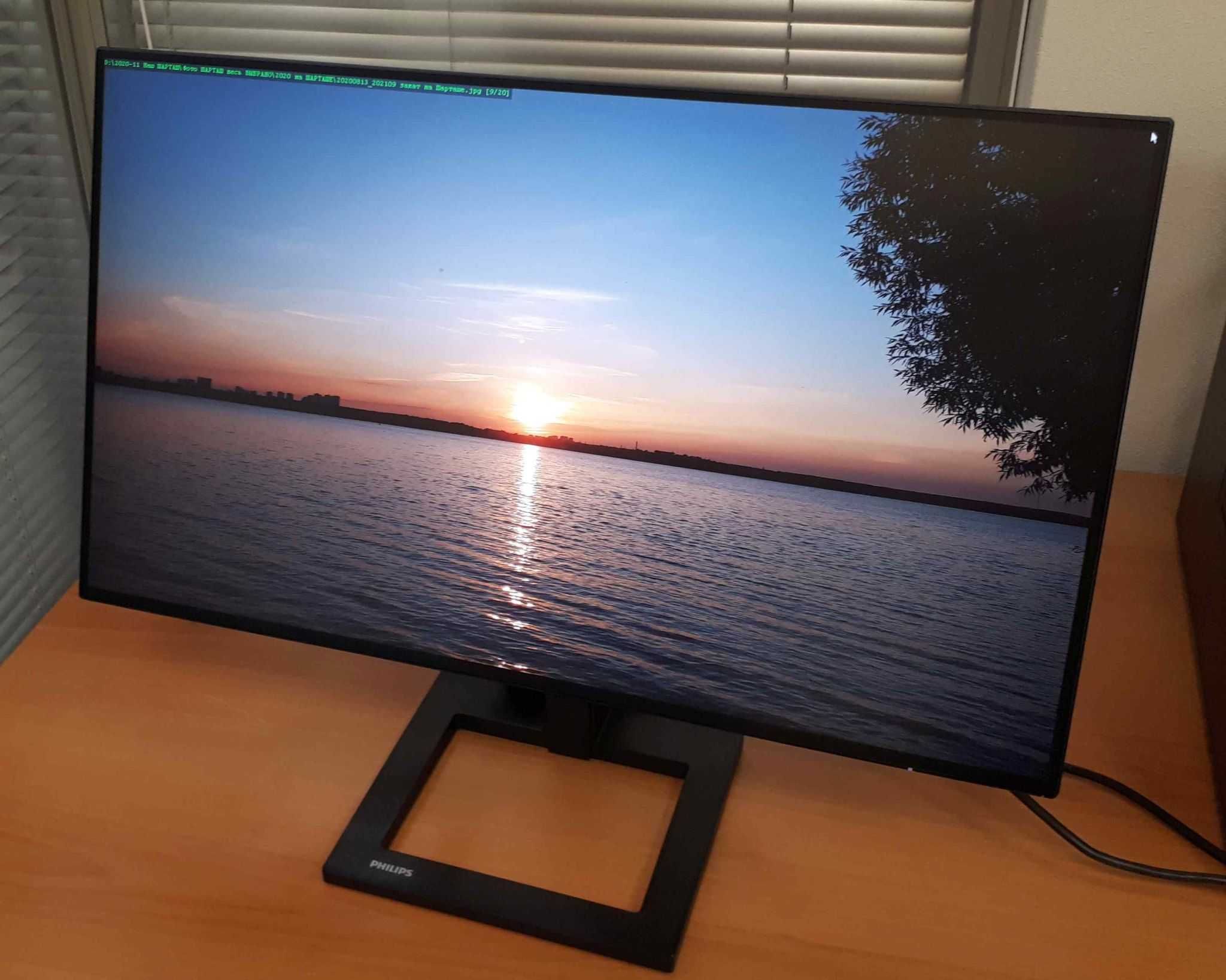 Без рамочный монитор Philips