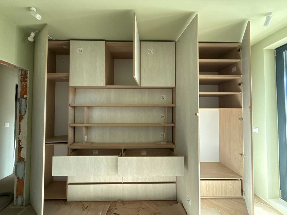 Гардероб-скрин с чекмеджета