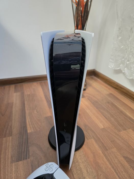 Vând PlayStation 5