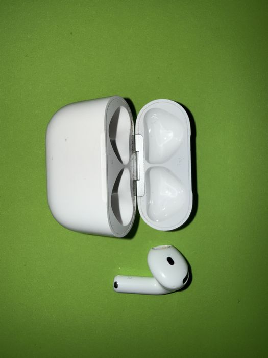Airpods 4 правый наушник и кейс (обычный) оригинал