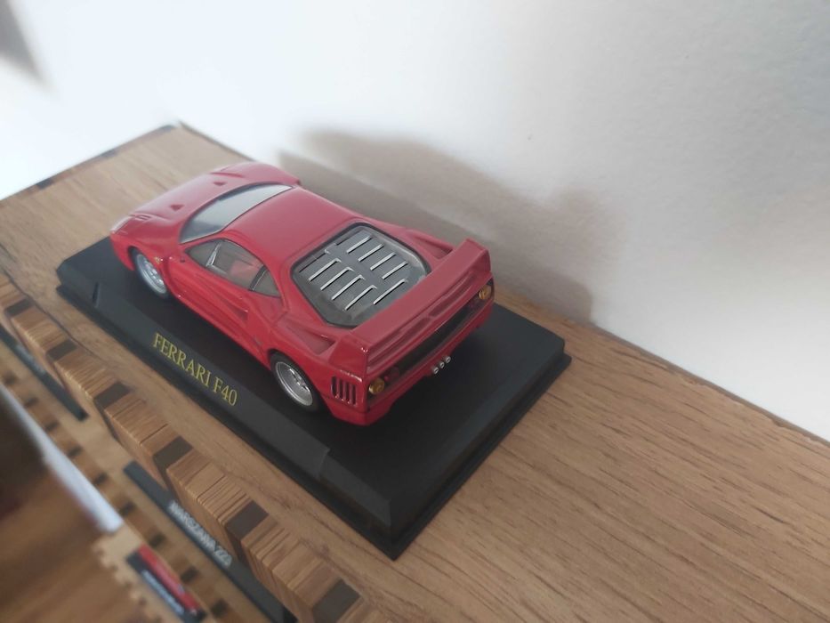 Macheta metalica 1/43 reprezentand un Ferrari F40 (obiect de colectie)