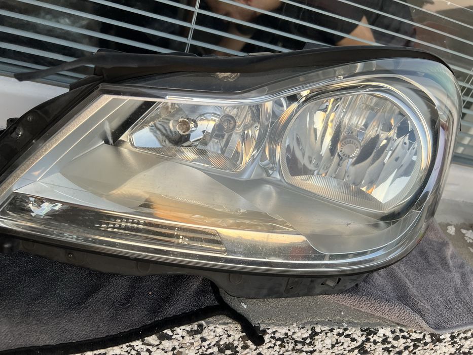 Фар с крушки за Mercedes W204 C class Facelift