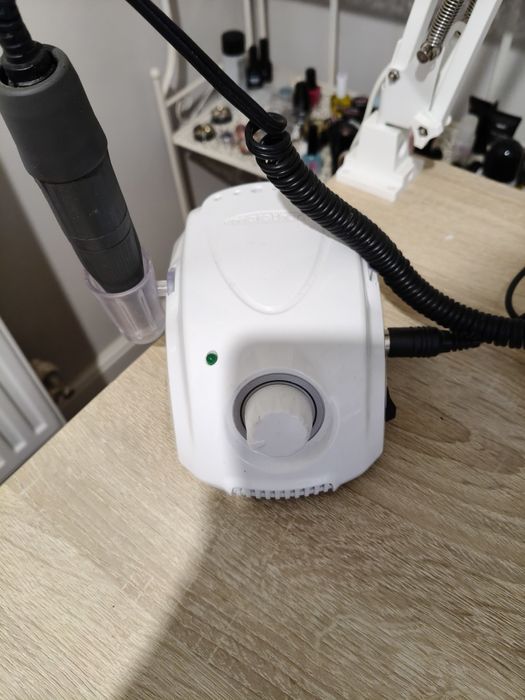 Echipamente manichiura: freză, lampă led, aspirator,lampa reglabila