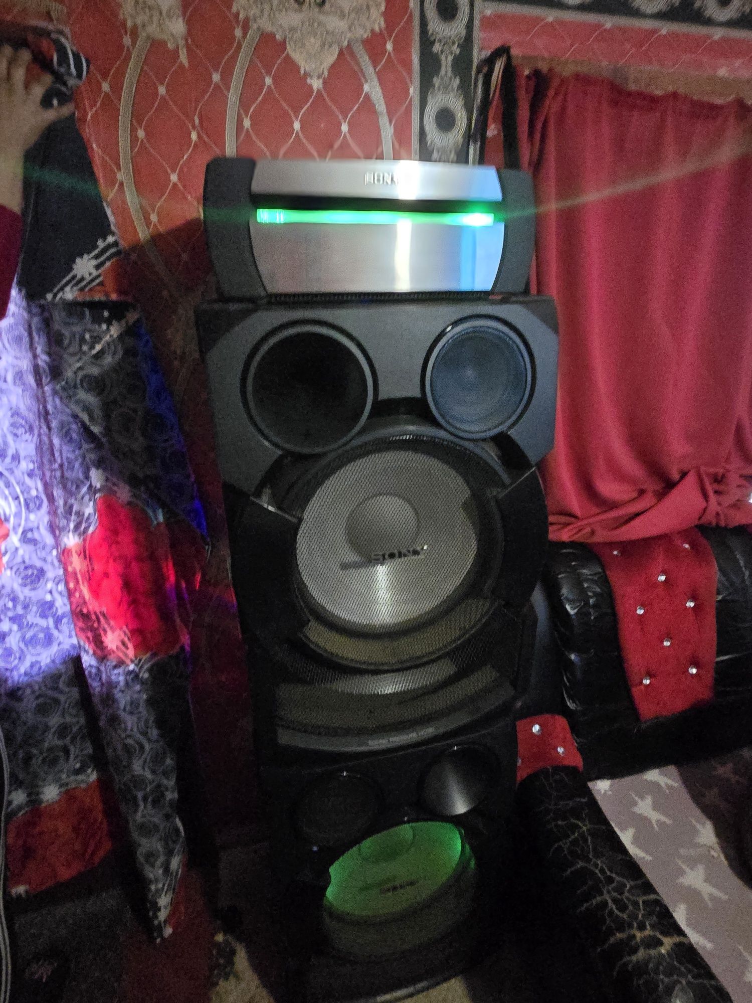 Продава се sony shake x70 D