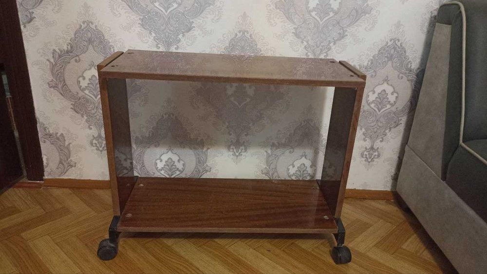 Продам столик - подставку. Под что угодно, что поместится