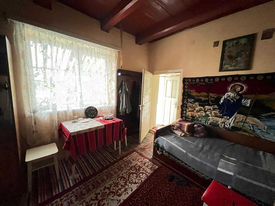 Casa la tara de vanzare.
