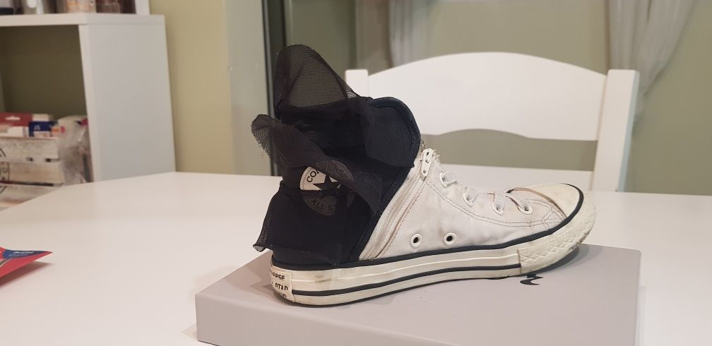 Кецове Converse с дантела.