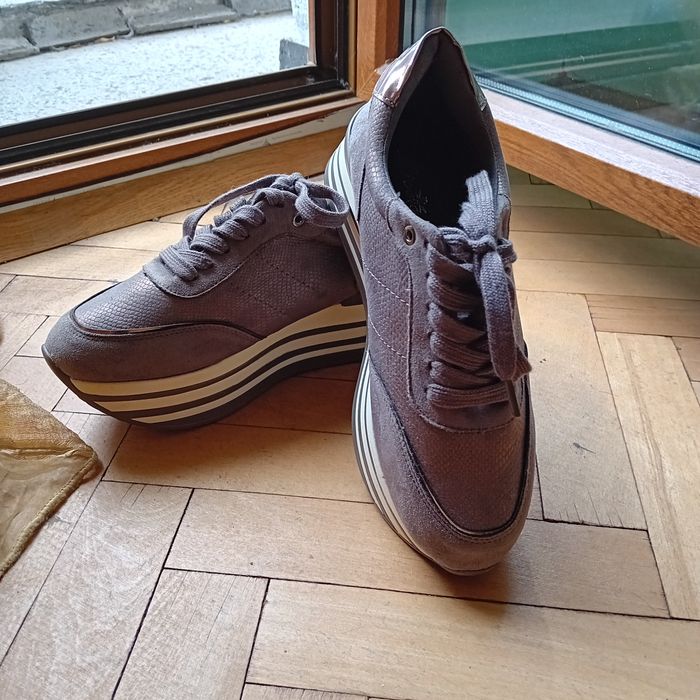 Дамски обувки на платформа