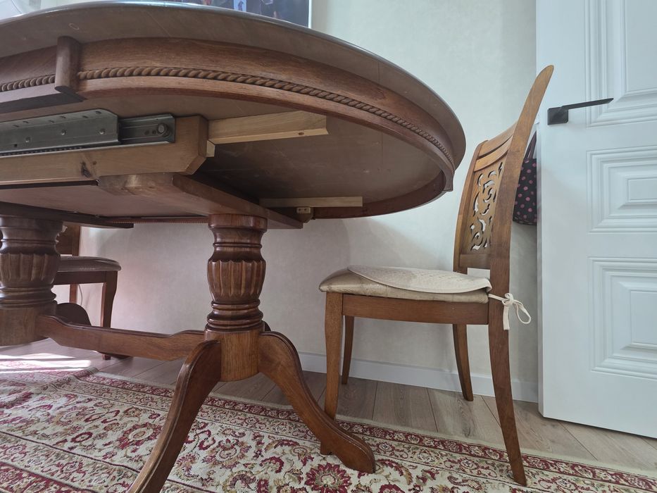 Стол со стульями