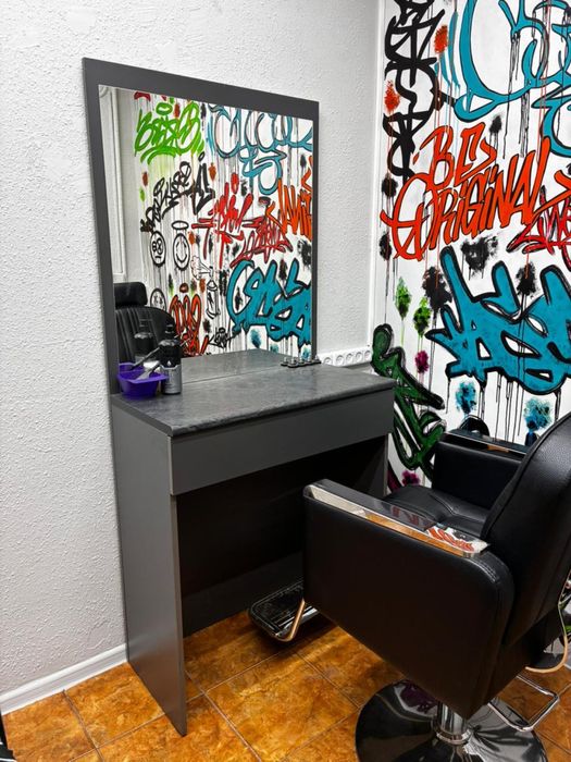 рабочее место стойка для парикмахера барбера и ресепшн для администрат