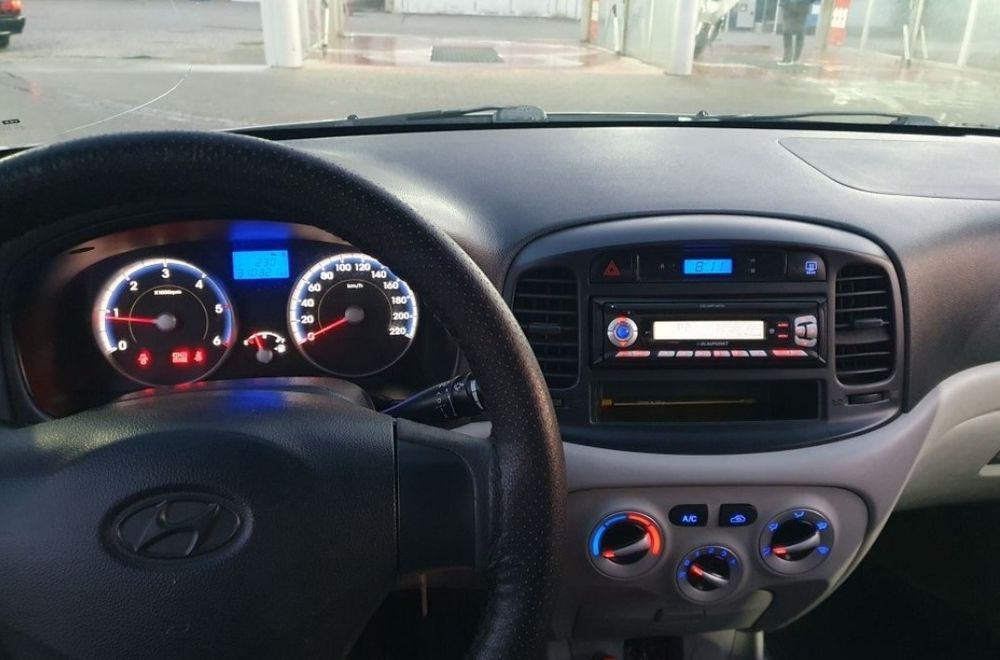 Hyundai accent 2010