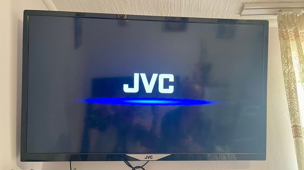 Televizor JVC,diagonala 82 cm