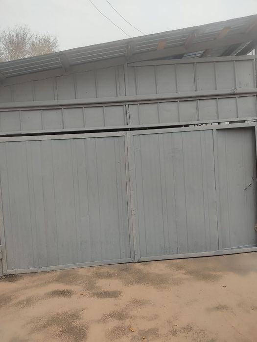 Ворота, серого цвета