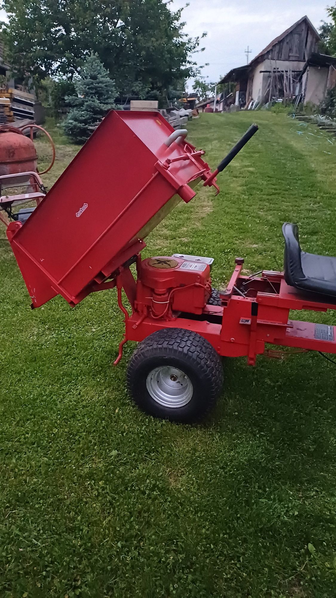 Tractoras pentru gradina cu bena basculabila