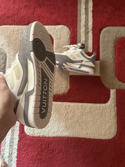 Lv skates grey.