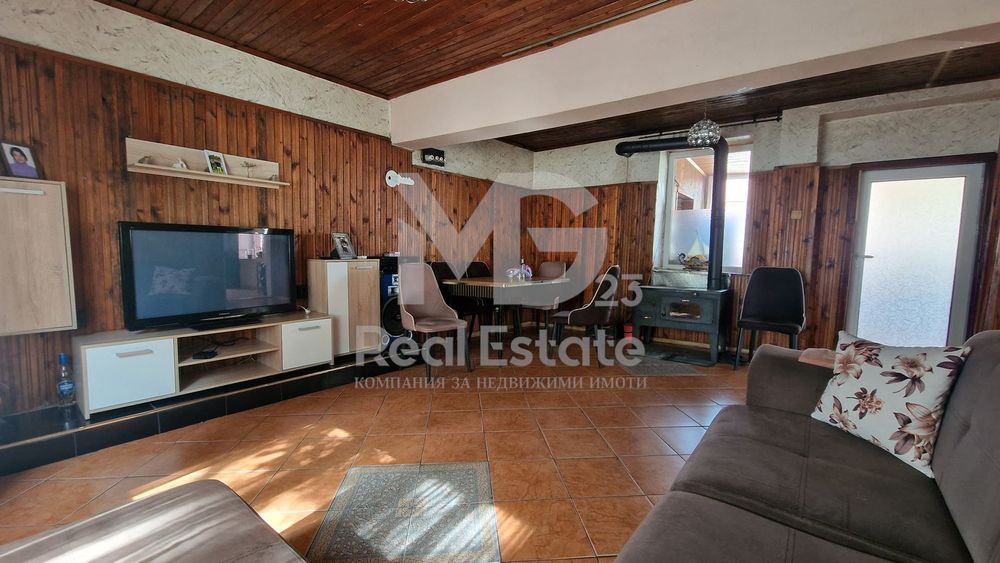 Едноетажна къща с двор и гараж!