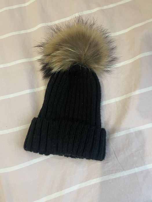 Черна  маркова зимна шапка с  естестнен пух