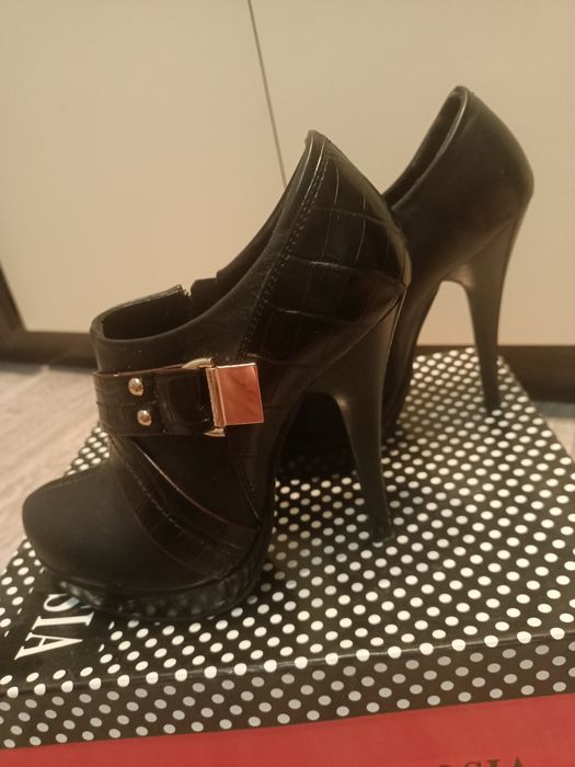 Продам новые женские туфли