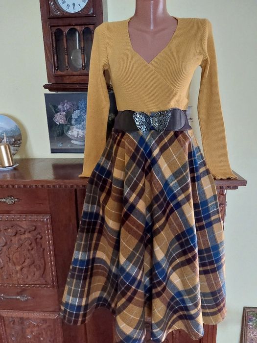 Fusta noua model clos foarte frumoasa, din stofa de lana,  plus  cadou