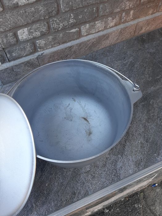 Ceaun sluminiu nov cu capac..