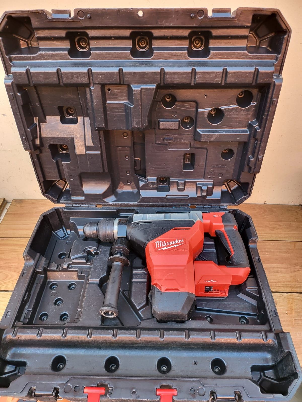 Ciocan rotopercutor SDS MAX Milwaukee M18 FHM