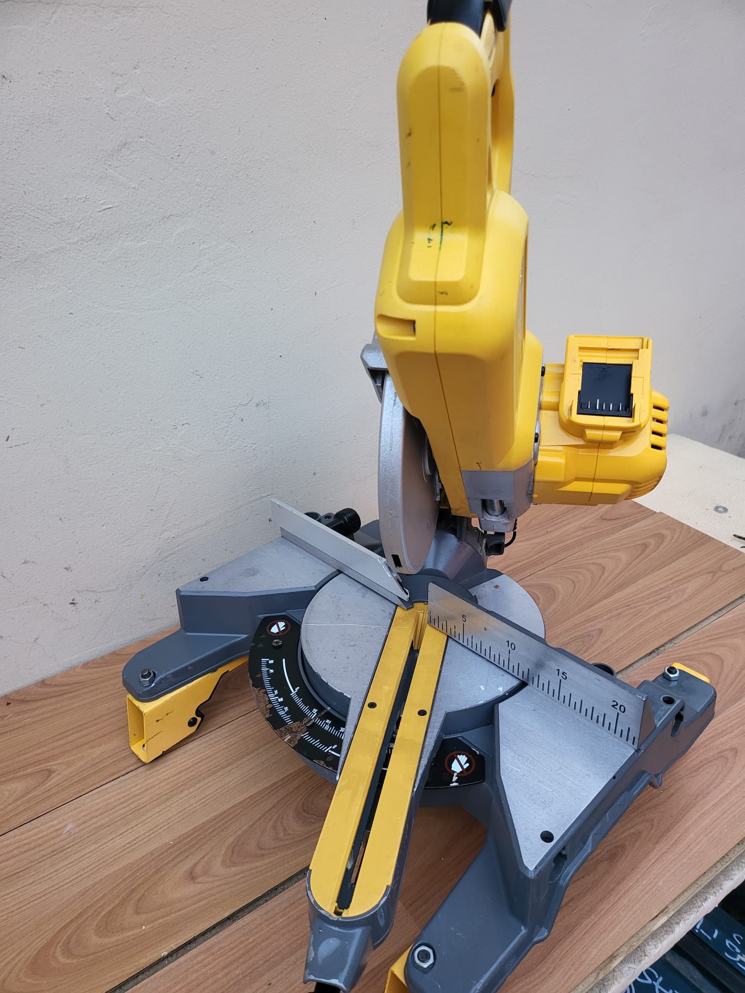 Fierăstrău circular cu tăiere înclinată  Dewalt DCS777 - 54V