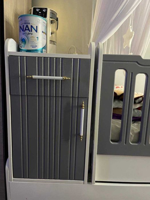 Детская кровать, качается.