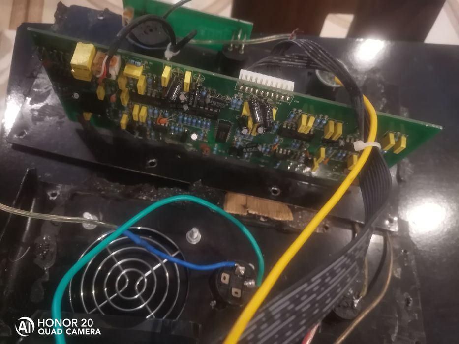 мощен кросоувър за субуфер и вграден усилвател