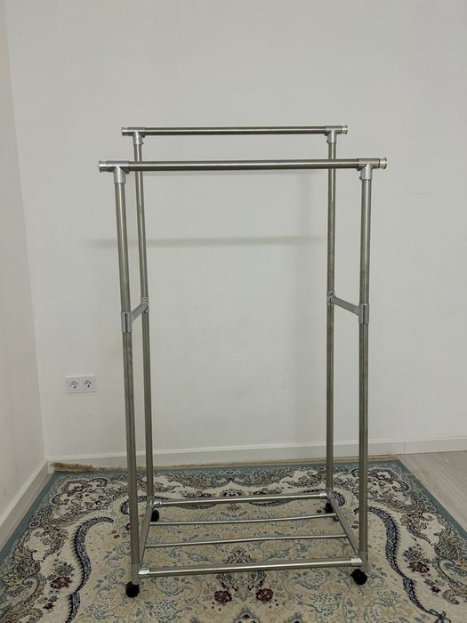 Продаю вешалку для одежды, отличное состояние!