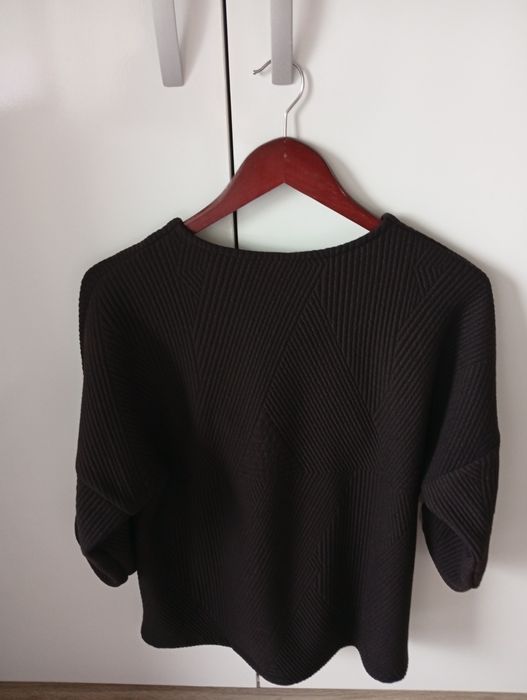 Черна блуза с цветя на Луси