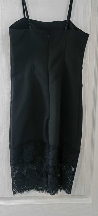 Елегантна рокля по тялото с дантела