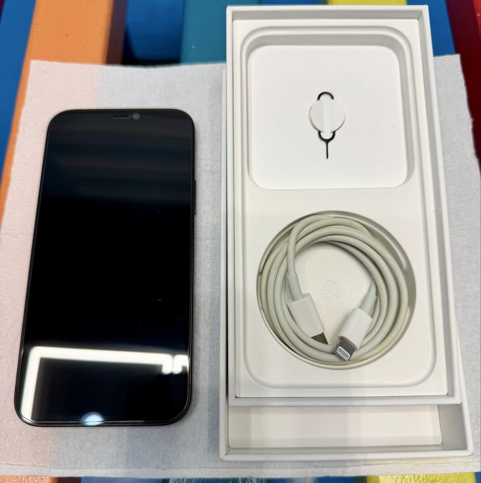 IPhone 12. 356GB. Pachet cu accesorii multuple