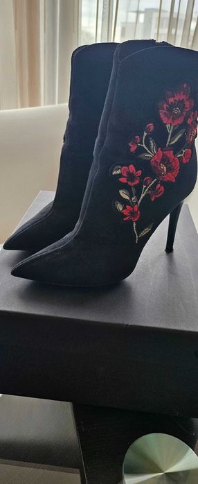 Черни боти естествен велур с бродерия.