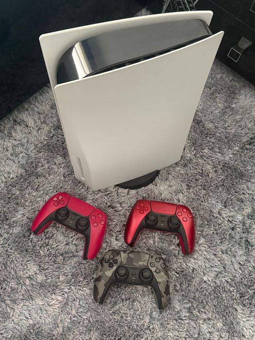 Play station 5, 3 manete și 6 jocuri