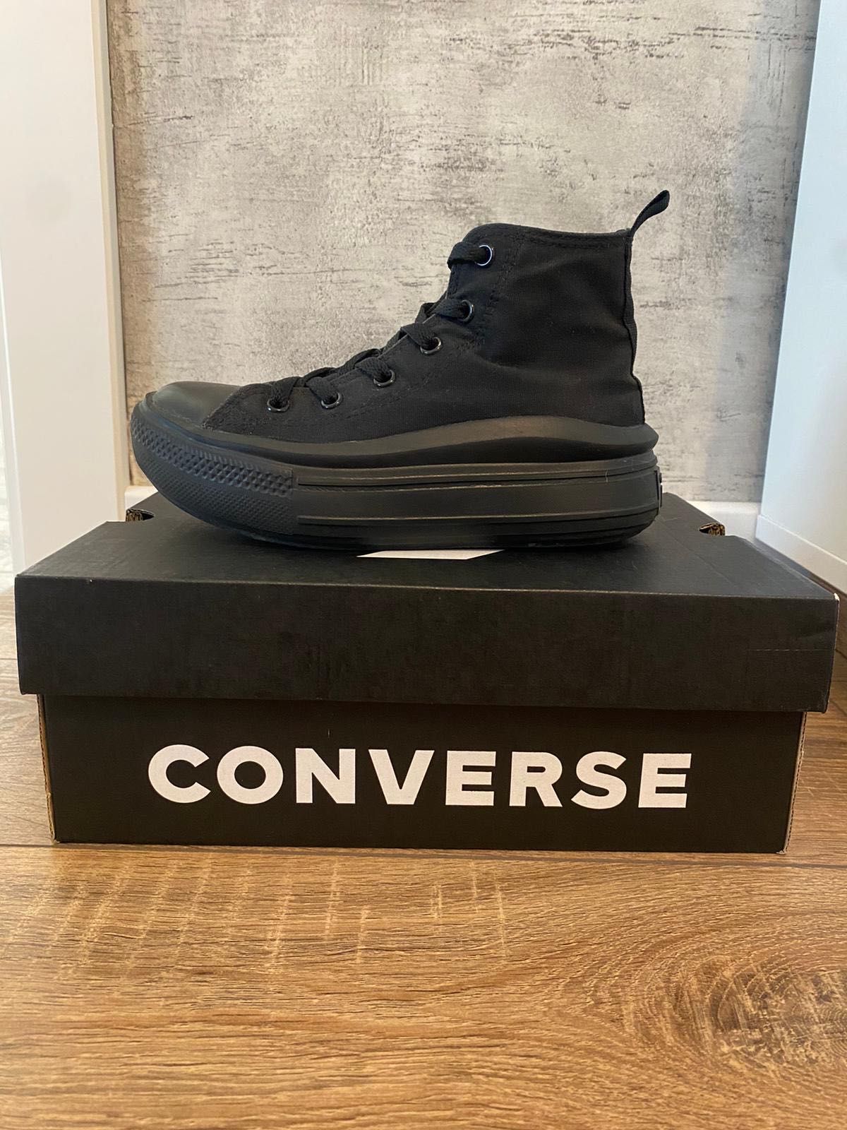 1 pereche Converse fete (măsura 33)   Ron,1 vans ( măsura 31)