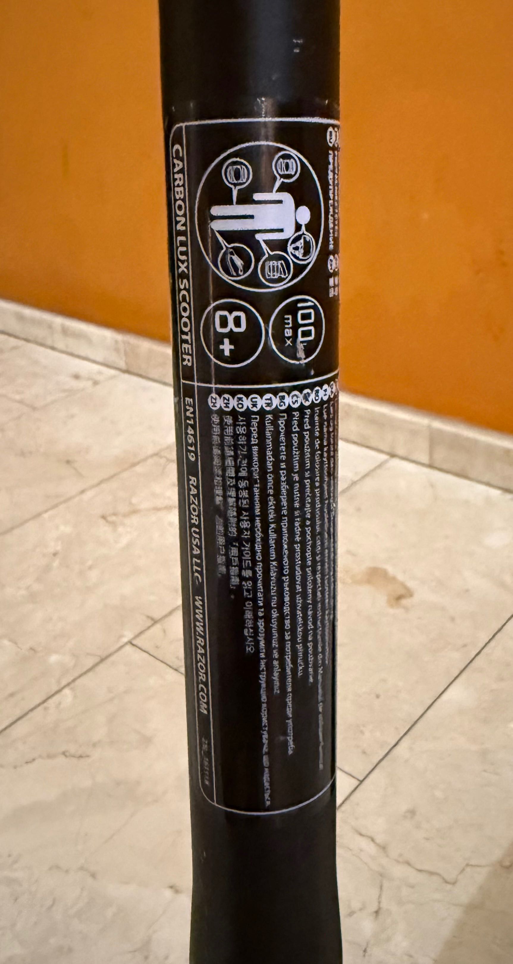 Продавам тротинетка Razor Carbon Lux.