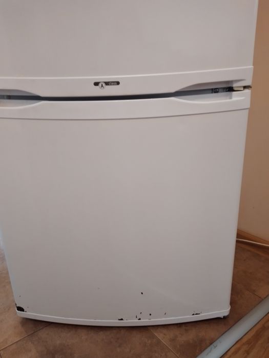 Продавам хладилник Whirlpool