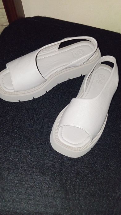 Женские босоножки