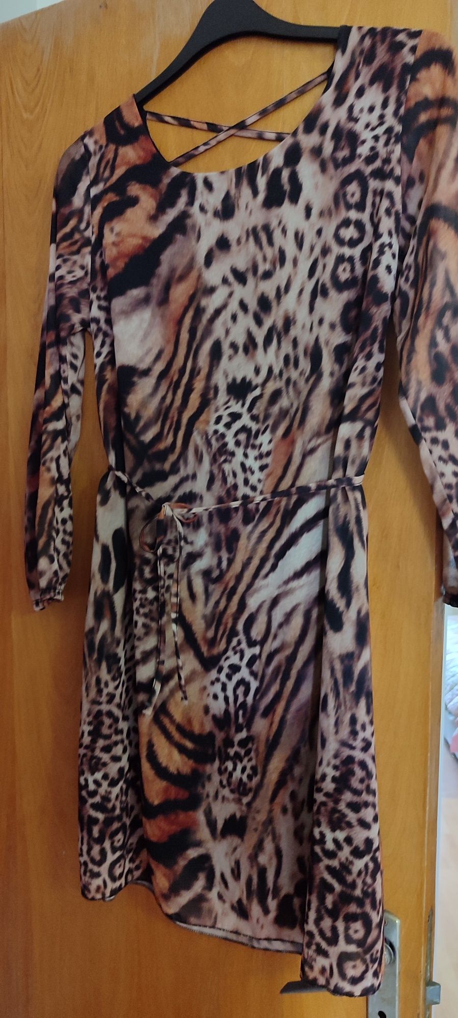 Vând rochie de mătase ,model animal print