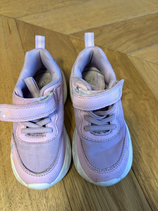 Vand tenesi fetite cu unicorni si beculete in talpa