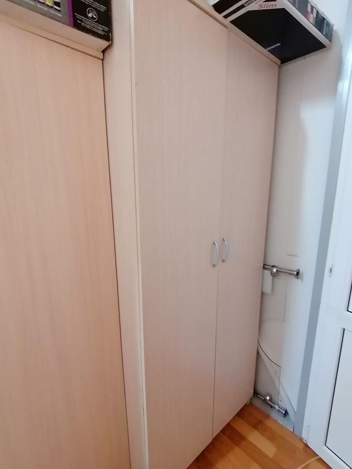 Продам витрины, шкафы.