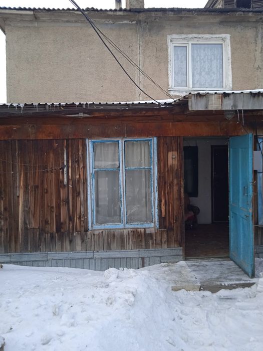 Продам трёхкомнатную полублагоустроенную квартиру , возможен обмен .
