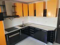 Ъглова кухня- черно и оранжево, размер 210х210