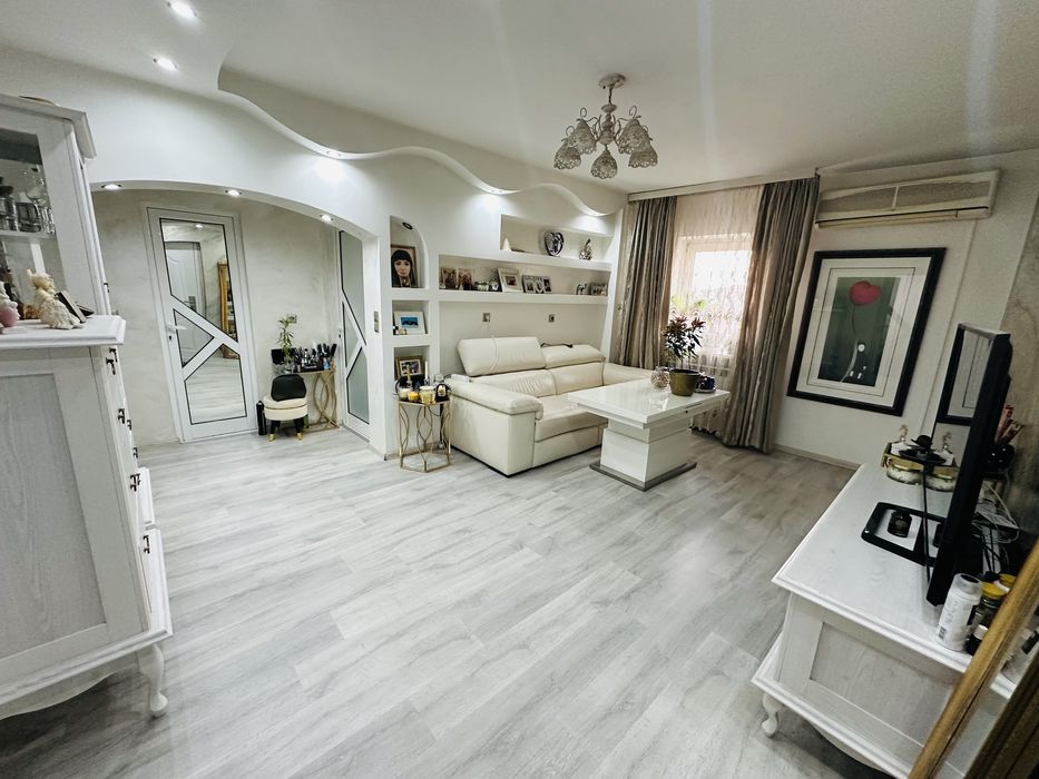 Apartament 3 camere situat pe str. bld . Tudor Vladimirescu -